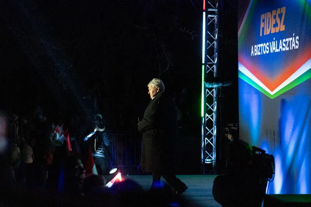 Süli János paksi képviselőjelölt a színpadon – Fotó: Bődey János / Telex