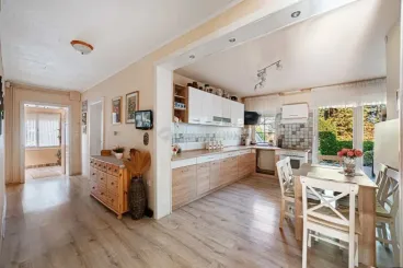 Mindent ver ez a többgenerációs álomotthon a kerti tóval az agglomerációban