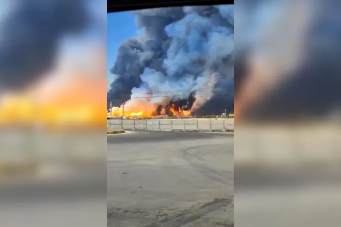 Lángok csapnak fel az iráni South Pars gázmező egyik létesítméynében egy amerikai légitámadást követően 2026. március 18-án – Fotó: Social Media / Reuters