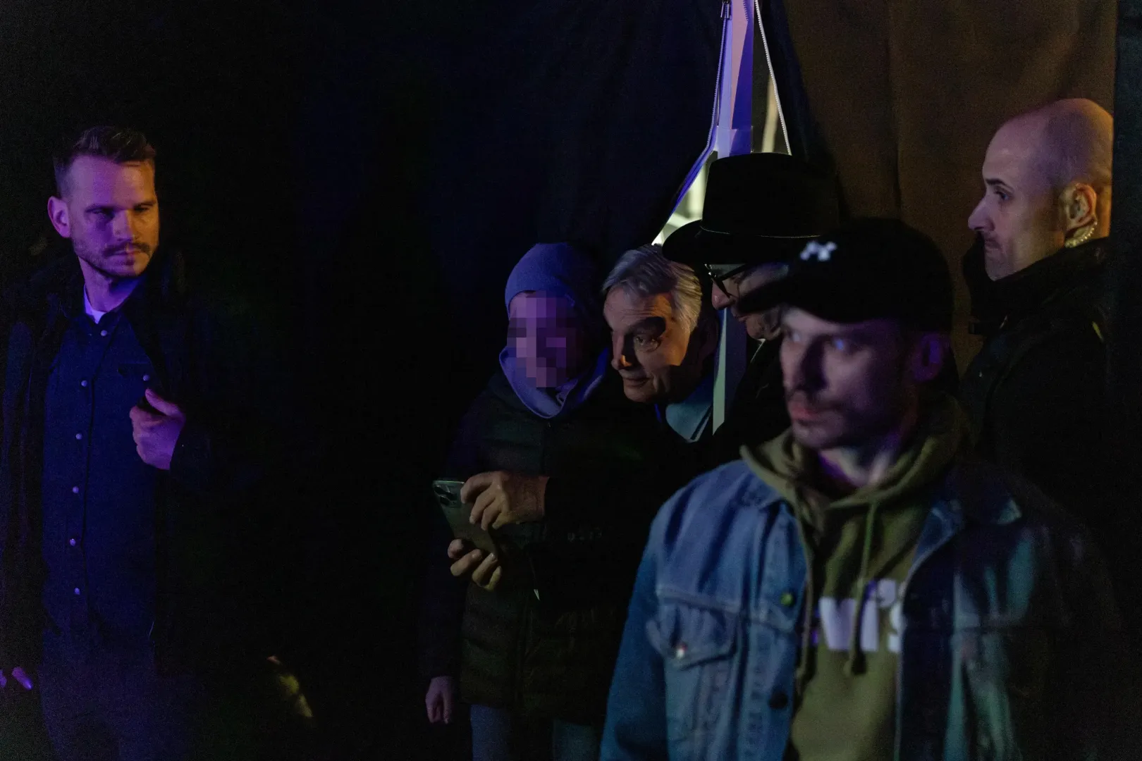 Orbán Viktor szelfizik – Fotó: Bődey János / Telex