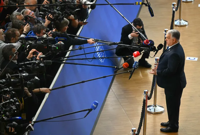 Orbán Viktor miniszterelnök nyilatkozik a sajtónak uniós állam- és kormányfők csúcstalálkozója előtt Brüsszelben, 2026. március 19-én – Fotó: Nicolas Tucat / AFP