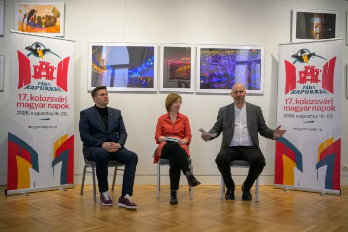 Grezsa Csaba, Szabó Lilla és Gergely Balázs tart sajtótájékoztatót a Kolozsvári Magyar Szalonban – Fotó: Vakarcs Loránd / KMN