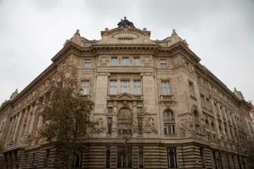 Félmilliárd ment csak konyhatechnológiára – itt a részletes lista az MNB-székház felújítási költségeiről