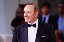 Peren kívül megegyezett Kevin Spacey a három férfival, akik szexuális zaklatással vádolták