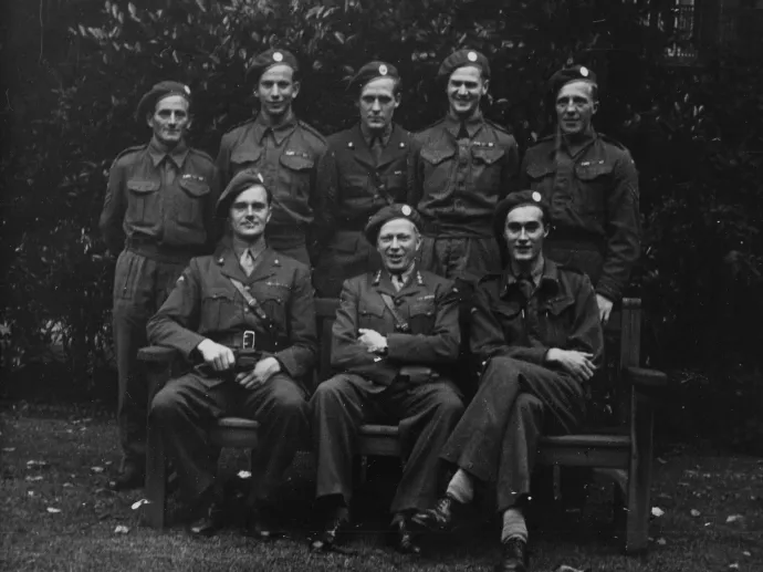 A Gunnerside művelet csapatának egy része Londonban, 1943-ban, középen ül Leif Tronstand, balján a csapatot vezető Joachim Rønneberg – Fotó: Ukjent / Norsk Industriarbeidermuseum