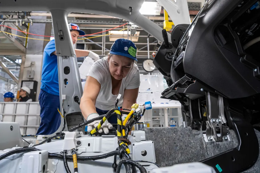 Ötvenszázalékos bérszakadék száz kilométeren belül: befagytak a fizetési különbségek az iparban