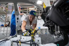 Ötvenszázalékos bérszakadék száz kilométeren belül: befagytak a fizetési különbségek az iparban