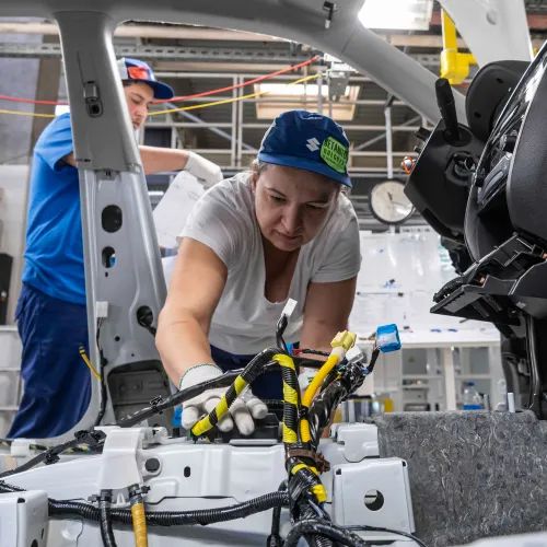 Ötvenszázalékos bérszakadék száz kilométeren belül: befagytak a fizetési különbségek az iparban