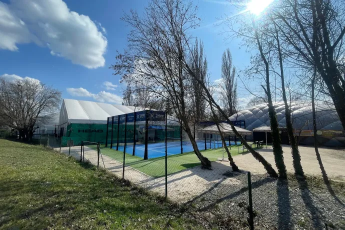 Képtelen lebontatni a kormányhivatal a szabálytalanul, régészeti lelőhelyre épült óbudai teniszklubot