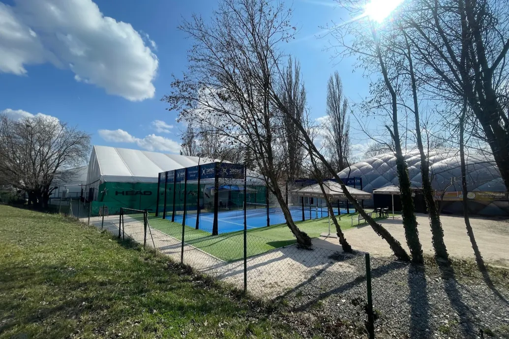 Képtelen lebontatni a kormányhivatal a szabálytalanul, régészeti lelőhelyre épült óbudai teniszklubot