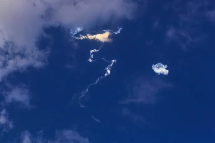  Az iráni rakéták és a katari fegyveres erők elfogórakétáinak füstje Doha felett 2026. március 18-án – Fotó: Stringer / DPA / Picture Alliance / Getty Images