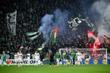 Rasszista szurkolói bekiabálások és pirotechnika miatt büntette az UEFA a Ferencvárost
