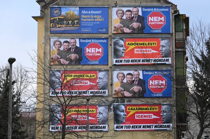 Plakátrengeteg – Fotó: Kisbenedek Attila / AFP