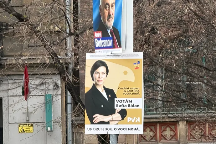 Román jelöltek plakátjai kerültek a Rákóczi térre, de nem azért, amiért a magyar politikusok arcai