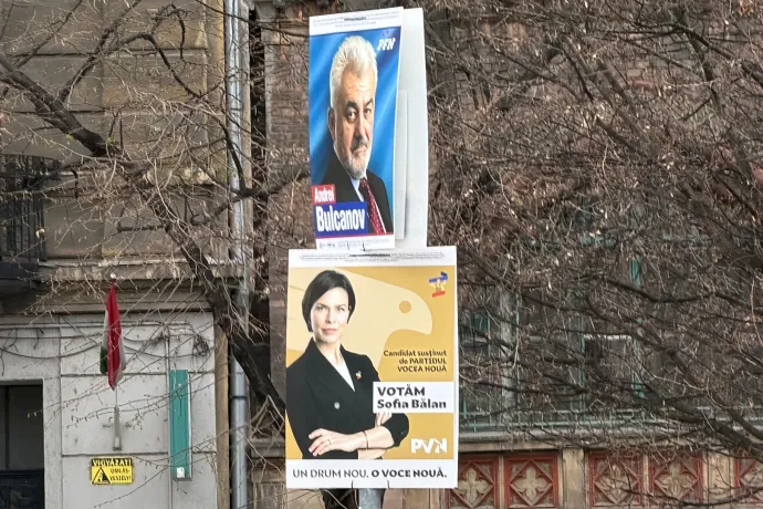 Román jelöltek plakátjai kerültek a Rákóczi térre, de nem azért, amiért a magyar politikusok arcai