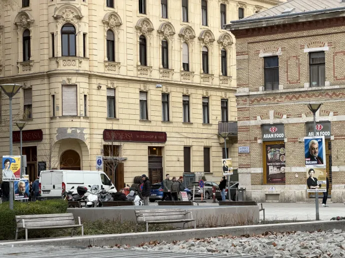 Középen lent olvasható a tábla: „Caution. Filming in progress” – Fotó: Olvasói fotó / Telex