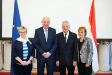 Sulyok Tamás kitüntette Bölöni Lászlót, épp a rá építő RMDSZ-es levélszavazat-kampány indulásakor