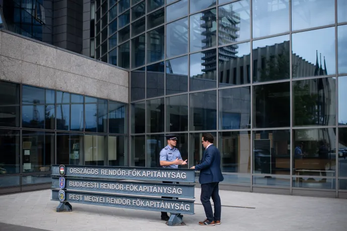 Laponyi Zsolt őrmester egyik ügyvédjével, Tran Dániellel a fegyelmi ügyében tartott meghallgatásakor a Teve utcai rendőrpalota előtt, 2025. június 17-én – Fotó: Bődey János / Telex