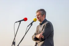 Volt igazolása a bíróságtól, mégis kétmilliós büntetést kapott Hadházy Kövér Lászlótól, amiért nem vett részt a parlamenti szavazáson