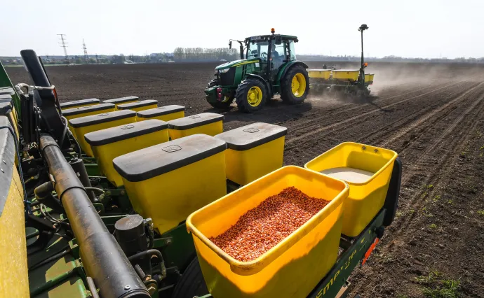 Kukoricával és műtrágyával feltöltött vetőgép Debrecenben – Fotó: Oláh Tibor / MTI bizományosi