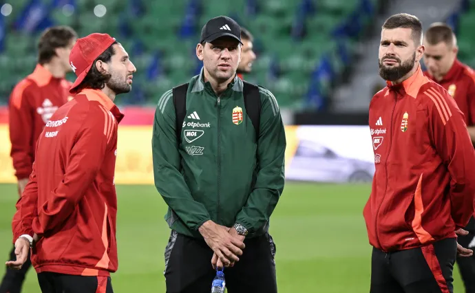 Szoboszlai Dominik, Szalai Ádám pályaedző és Szappanos Péter a magyar labdarúgó-válogatott stadionbejárásán az Estádio José Alvalade stadionban, Lisszabonban 2025. október 13-án – Fotó: Szigetváry Zsolt / MTI