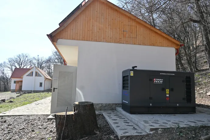 Az aggregátor, a hálóterem, a vadászati társalgó és a szoba – Fotó: Tenczer Gábor / Telex