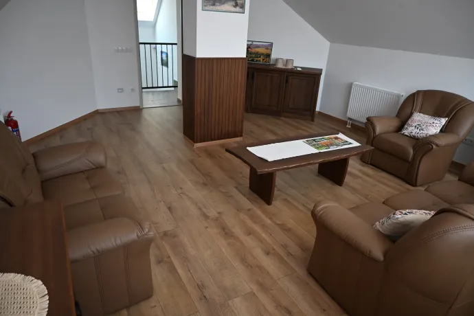 Az aggregátor, a hálóterem, a vadászati társalgó és a szoba – Fotó: Tenczer Gábor / Telex