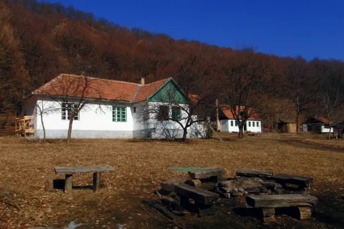 A turistaház 2012-ben és most – Fotó: Tenczer Gábor / Telex