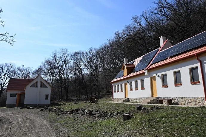 A turistaház 2012-ben és most – Fotó: Tenczer Gábor / Telex