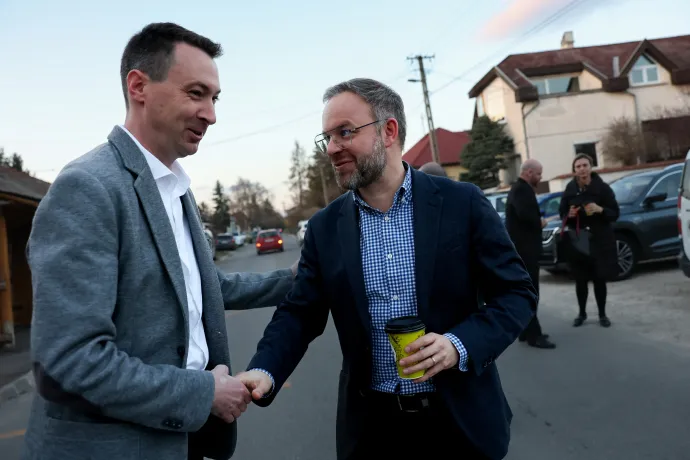 Katus Norbert és Orbán Balázs az isaszegi fórum előtt – Fotó: Bődey János / Telex