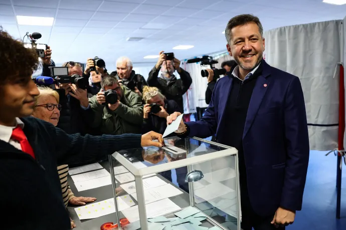 Az RN marseille-i jelöltje, Franck Allisio leadja a szavazatát a választás első fordulójában 2026. március 15-én – Fotó: Clement Mahoudeau / AFP