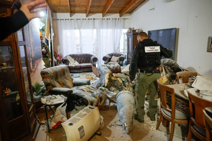 Egy iráni rakéta maradványait vizsgálják, miután egy légitámadást követően egy lakóházba csapódott az izraeli Rehovotban – Fotó: Tomer Appelbaum / Reuters