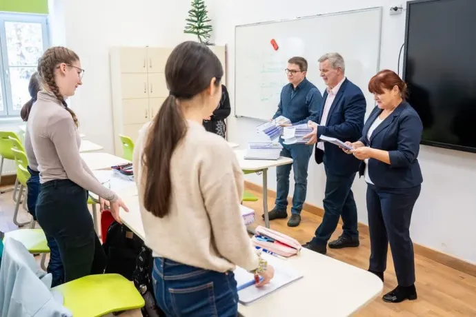 Biodíszletnek használt gyerekek és átpolitizált közintézmények: így gyűri maga alá a kampány az erdélyi magyar oktatást