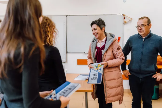 Biodíszletnek használt gyerekek és átpolitizált közintézmények: így gyűri maga alá a kampány az erdélyi magyar oktatást