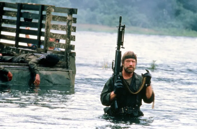 Chuck Norris az Ütközetben eltűnt című filmben 1984-ben – Fotó: Sunset Boulevard / Getty Images