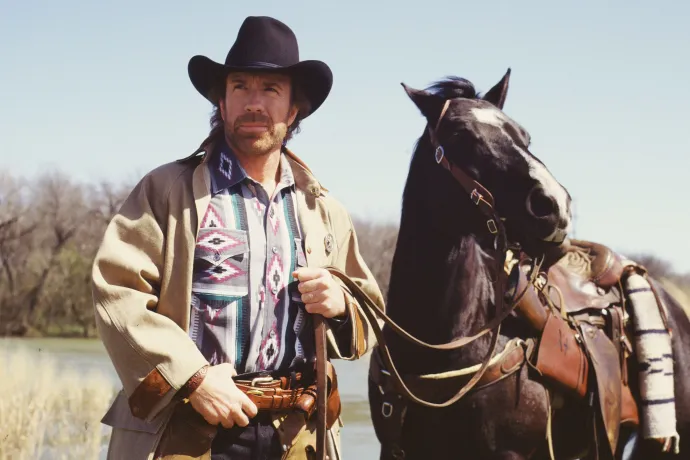 Chuck Norris Cordell Walker szerepében a Walker, a texasi kopó című sorozatban – Fotó: CBS / Getty Images