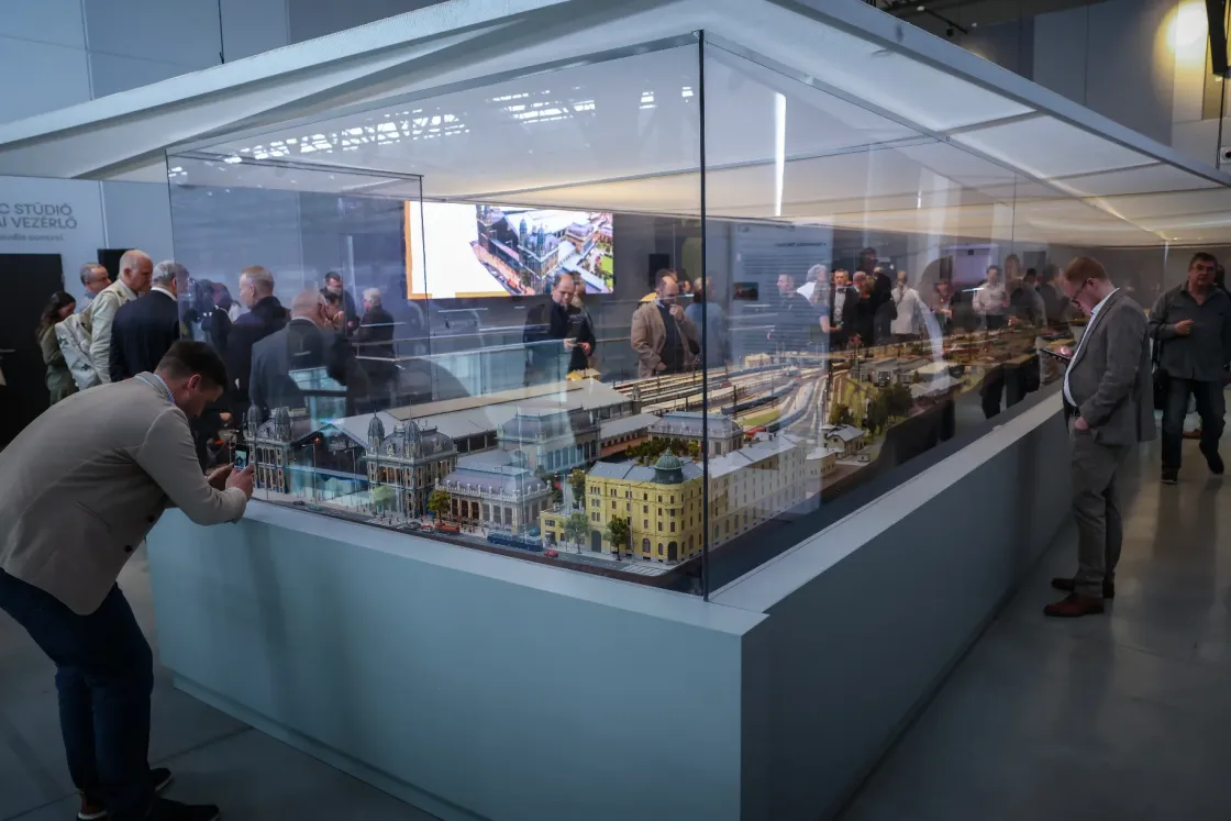 És azt ismerik, amikor Puch László és Gulyás Gergely bemegy a járműjavítóba?