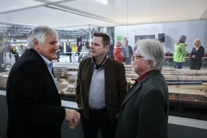 Puch László (balra) Szörényi Leventével (jobbra), Szörényi Szabolcs öccsével beszélget a megnyitó előtt. Fotó: Huszti István / Telex