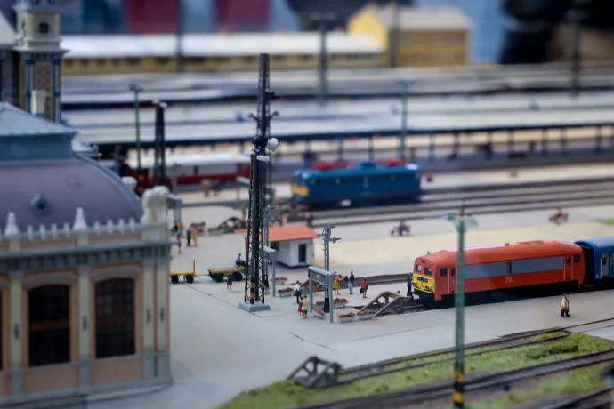 Szörényi Szabolcs a pályaudvar minden négyzetcentiméterét feltérképezte, lefényképezte, felskiccelte, aztán pontosan le is másolta. Fotó: Huszti István / Telex