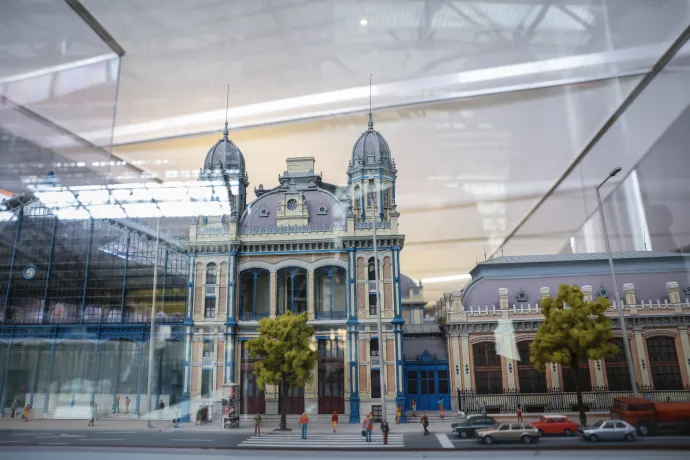 Szörényi Szabolcs a pályaudvar minden négyzetcentiméterét feltérképezte, lefényképezte, felskiccelte, aztán pontosan le is másolta. Fotó: Huszti István / Telex