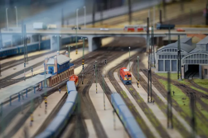 Szörényi Szabolcs a pályaudvar minden négyzetcentiméterét feltérképezte, lefényképezte, felskiccelte, aztán pontosan le is másolta. Fotó: Huszti István / Telex