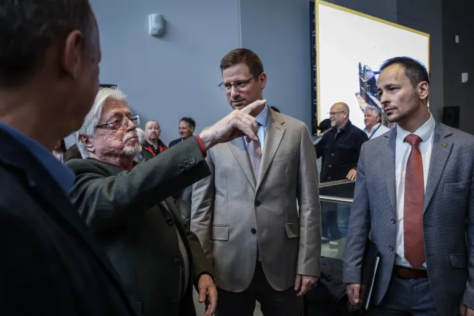 Szörényi Levente Gulyás Gergely Miniszterelnökséget vezető miniszterrel és Schneller Domonkossal, a Magyar Műszaki és Közlekedési Múzeum főigazgatójával. Fotó: Huszti István / Telex