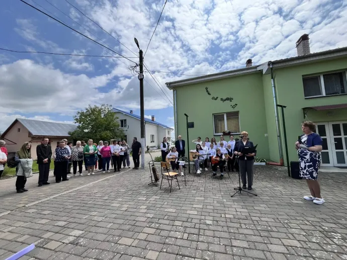 Szülők és diákok – Fotó: a Szent Mihály Gyermekotthon Facebook-oldala