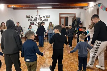 A háború közelségében működik egy gyermekotthon Kárpátalján – helyszíni riport a ráti mindennapokról