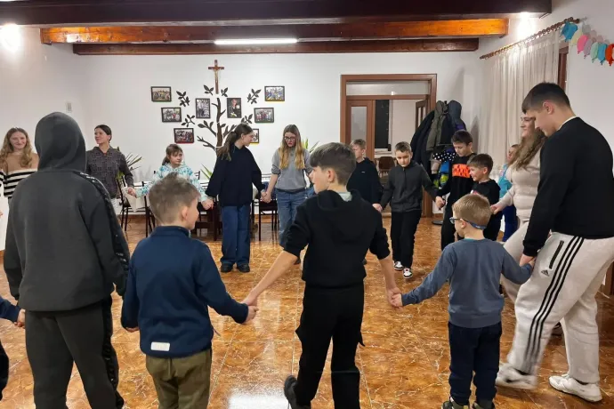 A háború közelségében működik egy gyermekotthon Kárpátalján – helyszíni riport a ráti mindennapokról