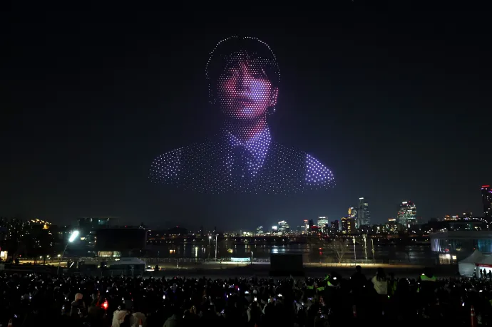 Drónokkal vetítették ki Jung Kook, a BTS tagjának képét a koncert előtt – Fotó: Chung Sung-Jun / 2026 Getty Images