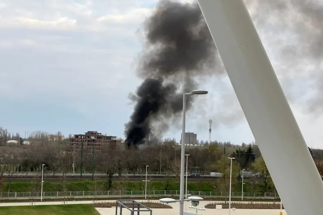 Kigyulladt egy 200 négyzetméteres terület az Atlétikai Stadion közelében