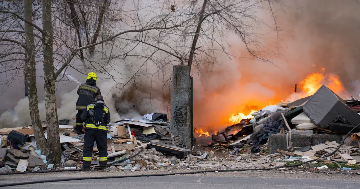 Tűz keletkezett a közelben, 200 m²-en az Atlétikai Stadionnál.