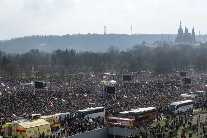 Tízezrek tüntettek Prágában Andrej Babiš kormánya ellen