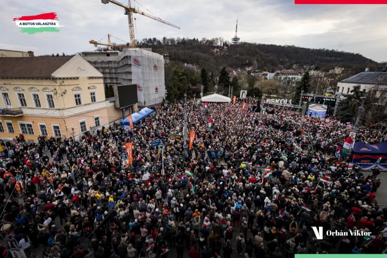 Orbán Viktor eljutott oda, hogy egy 147 ezres régiós központ politikai gyűlését hasonlítja össze egy 9700 fős kisvároséval